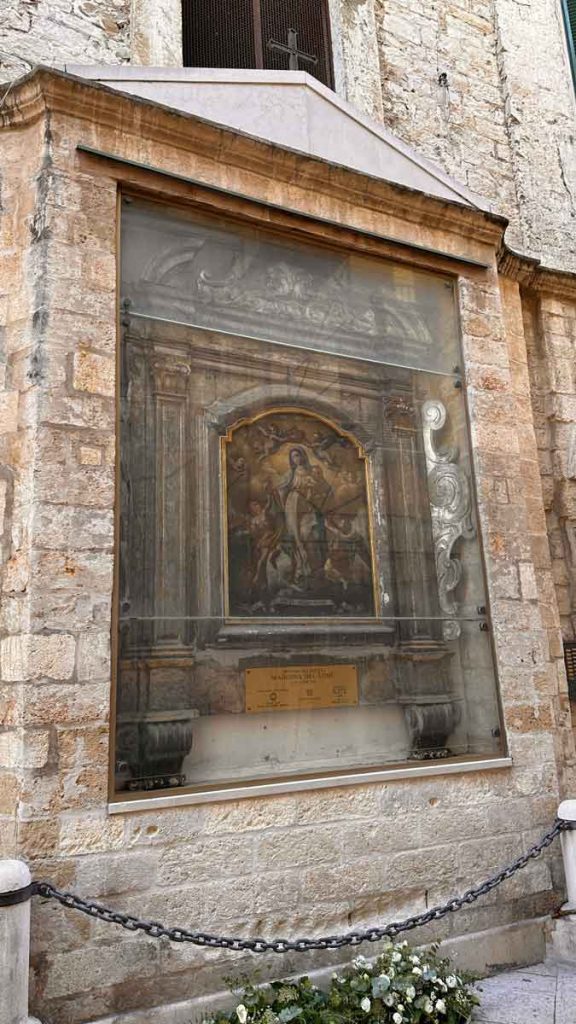 Estátua Madonna em Bari na Itália