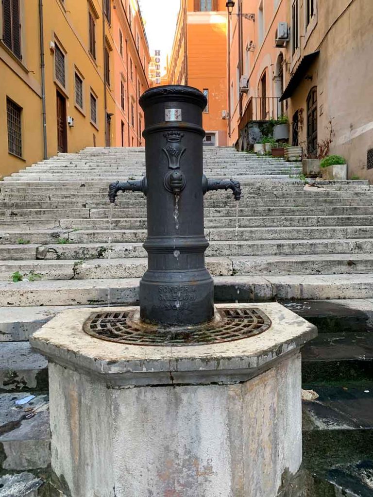 Bebedouro Fontana Delle Tre Cannelle na Via Della Cordonata em Roma