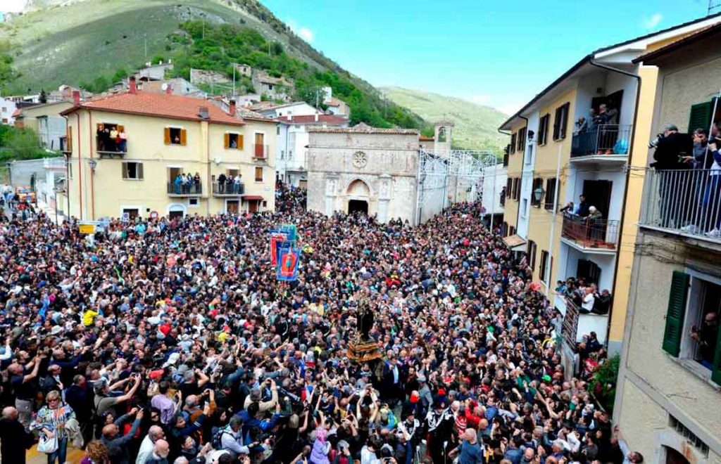 Multidão na procissão em Abruzzo na Festa dei Serpari