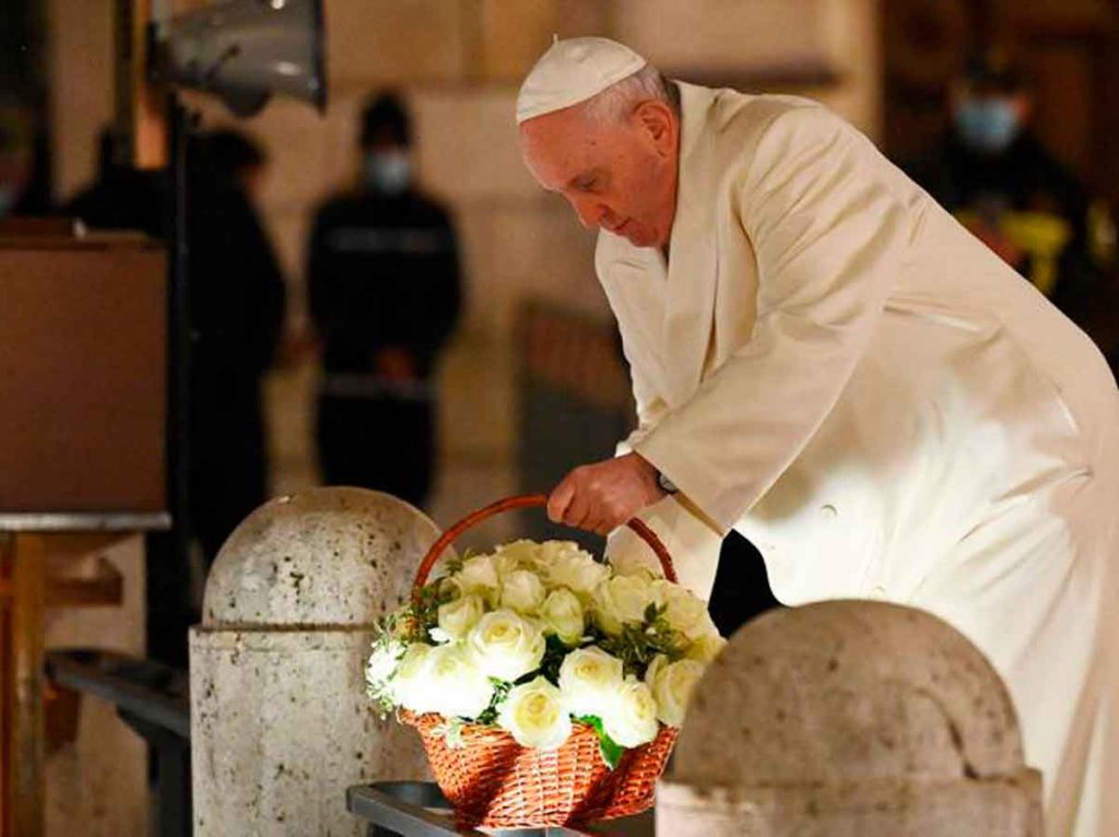 Papa Franscisco levando Flores para Imaculada Conceicao