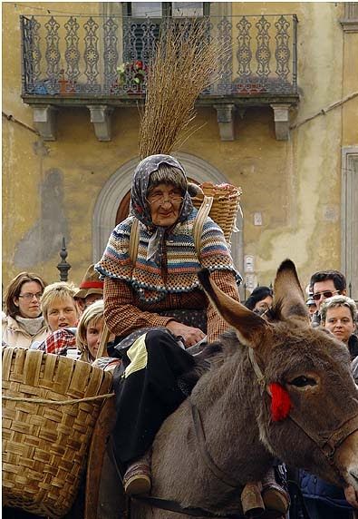 Representação da Bruxa na Itália Festa della Befana