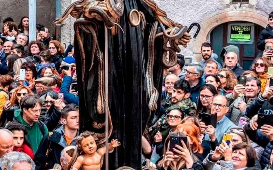 Festa dei serpari: o santo coberto de cobras em Abruzzo