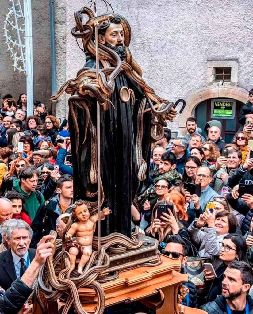 Santo de Abruzzo coberto de cobras em procissão na Festa dei Serpari
