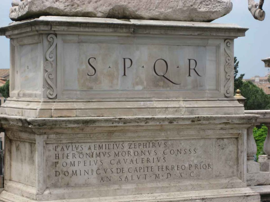 Sigla SPQR em monumentos