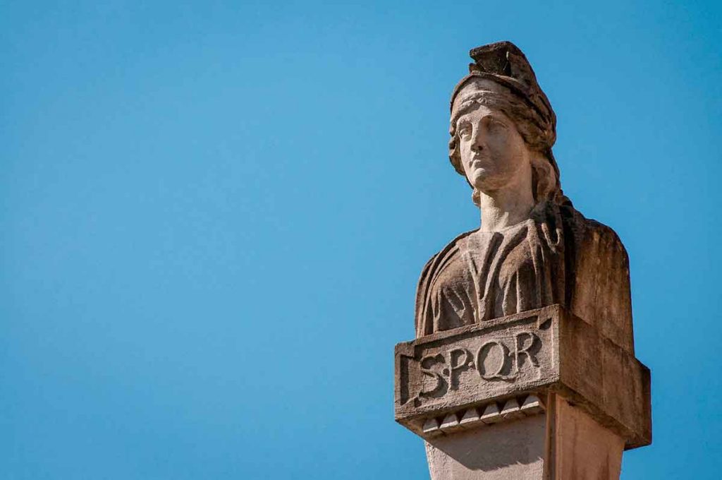 Sigla SPQR em estatua histórica