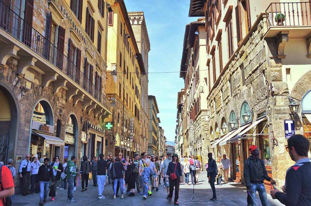 Ruas de Firenze cheias por conta de aluguéis de curto prazo
