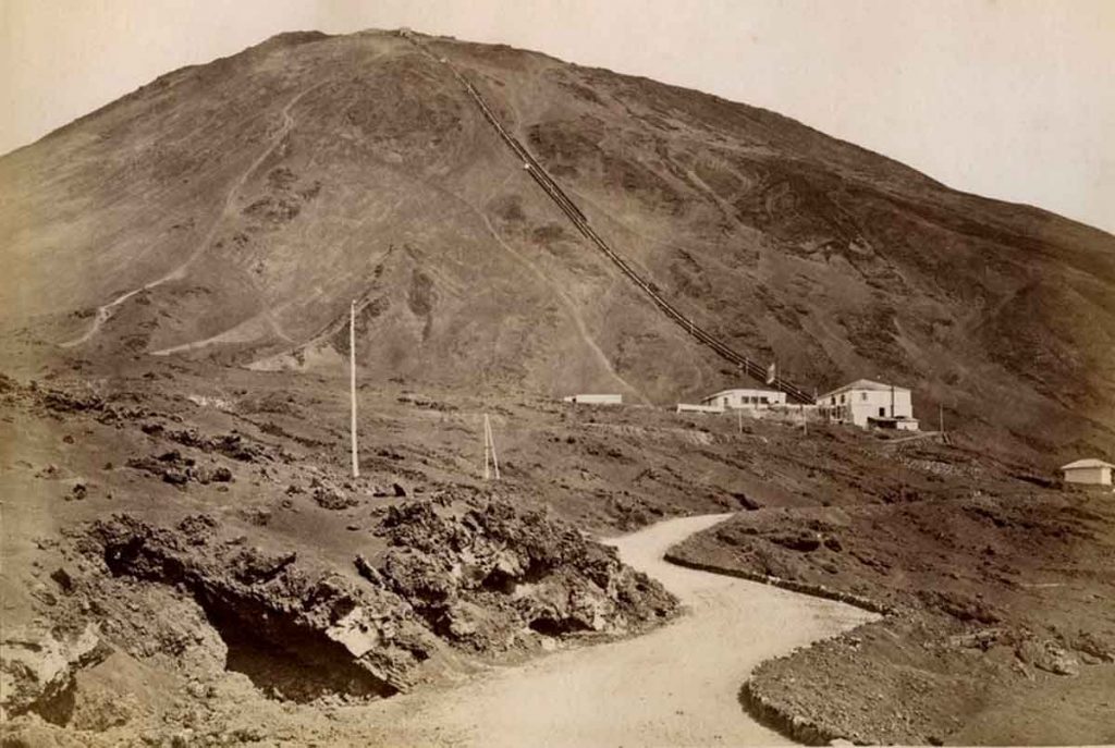 Vista para as construções do funicular ao pé do Monte Vesúvio