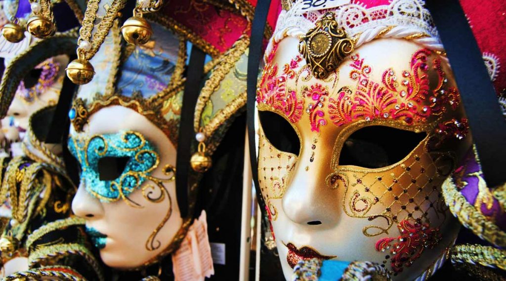Máscaras coloridas do Carnaval de Veneza