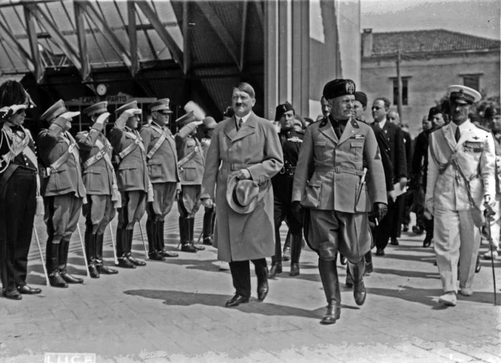 Hitler visitando Veneza, ao lado de Benito Mussolini