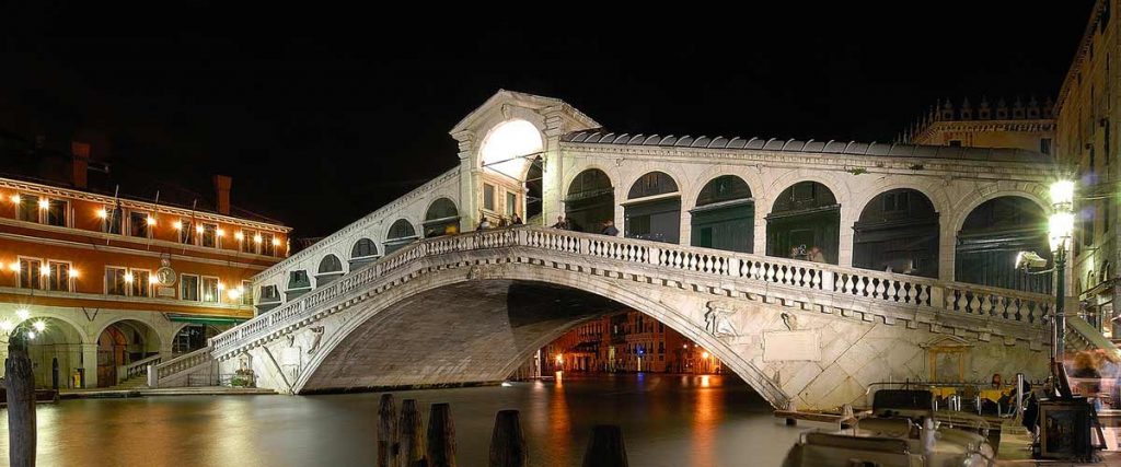Ponte Rialto durante a noite