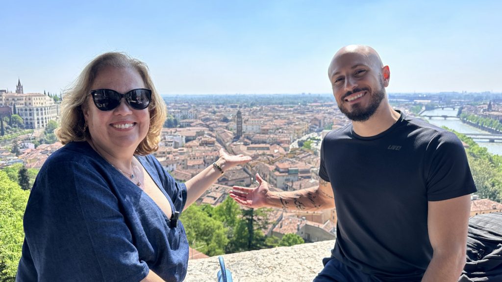 Professora Paola e professor Darius dão curso de italiano na ITALICA